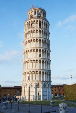 PISA, ITALY - 15 Ekim 2021: Mavi gökyüzü arka planında Pisa kulesi eğik