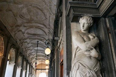 Vatikan, İtalya - 17 Ekim 2021: Venedik, İtalya 'daki kemer galerisinde kadın heykeli