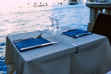 Venedik 'teki kanalın arka planında servis masası vardı. Seyahat, keyif konsepti