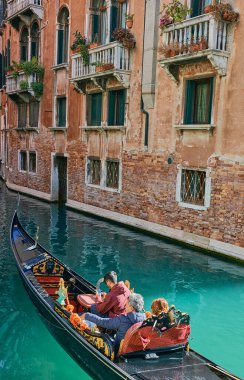 Venedik, İtalya - 17 Ekim 2021: Venedik 'te bir kanalda gondol