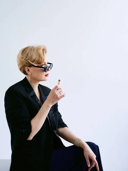 Fashionable Mature Woman Tuxedo Lipstick Make Fashion Aging Concept —  Fotos de Stock