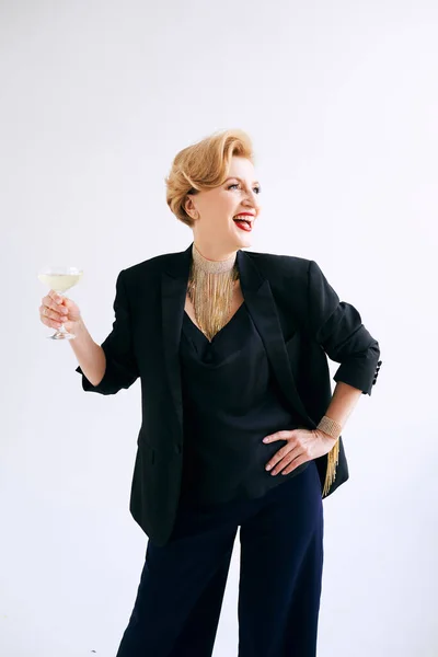 Donna Elegante Matura Elegante Smoking Con Bicchiere Spumante Festa Celebrazione — Foto Stock