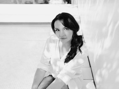 Yüzme havuzunda güzel bir kadının tek renkli portresi. Sağlık, seyahat konsepti