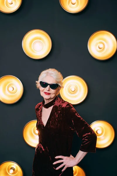 Anziano Elegante Donna Elegante Occhiali Sole Con Vetro Lampade Sfondo — Foto Stock