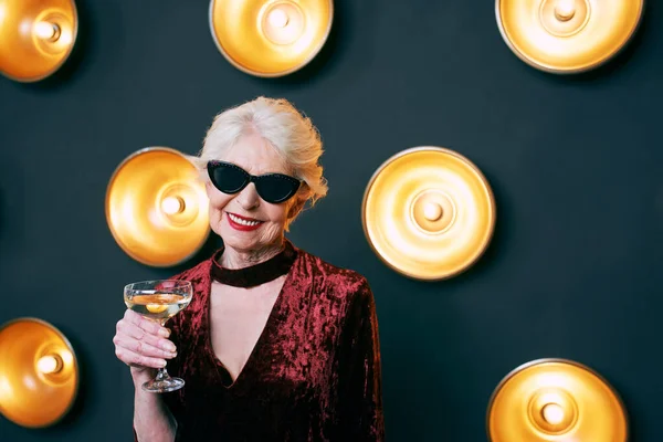 Anziano Elegante Donna Elegante Occhiali Sole Con Vetro Spumante Lampade — Foto Stock