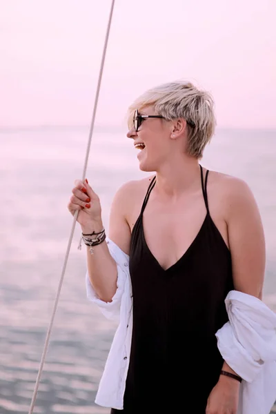 Belle Femme Blonde Heureuse Profitant Coucher Soleil Sur Yacht Dans — Photo