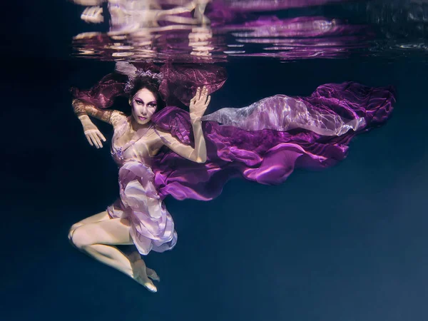 Mulher Roupas Coloridas Fundo Escuro Nadando Subaquático — Fotografia de Stock