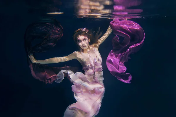 Frau Bunten Klamotten Auf Dunklem Hintergrund Schwimmt Unter Wasser — Stockfoto