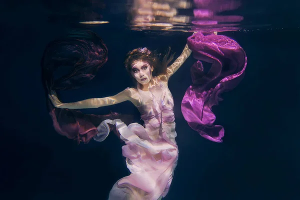 Femme Vêtements Colorés Sur Fond Sombre Nageant Sous Eau — Photo