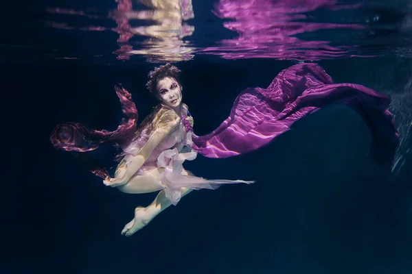 Mujer Ropa Colorida Fondo Oscuro Nadando Bajo Agua — Foto de Stock