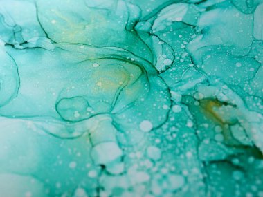 Soyut yeşil ve altın renkli arkaplan parçası, duvar kağıdı. Akrilik boyaları karıştırıyorum. Modern sanat. Mermer dokusu. Alkol mürekkebi renkleri yarı saydam. Alkol soyut modern sanat sıvısı..