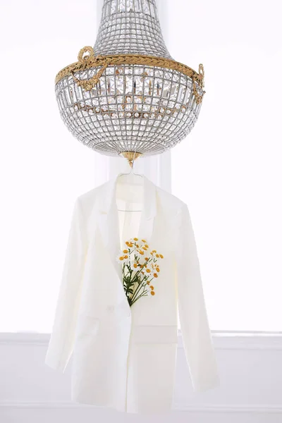 White Jacket Hanger Bouquet Daisies Chandelier — Foto de Stock