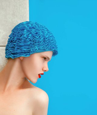 Su kenarında bilardo şapkalı güzel bir kadının portresi. Yaz, yüzme, sağlık, eğlence, seyahat konsepti.