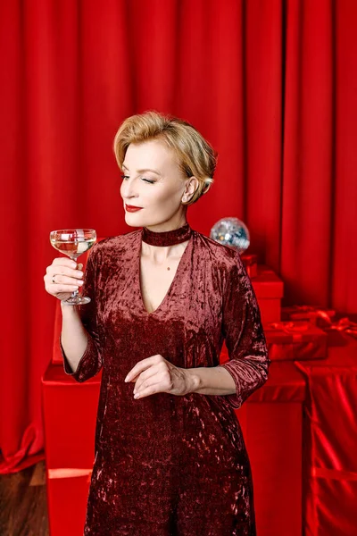 Mature Stylish Elegant Woman Glass Sparkling Wine Presents Red Background —  Fotos de Stock