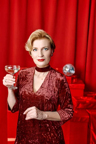 Mature Stylish Elegant Woman Glass Sparkling Wine Presents Red Background — Foto Stock