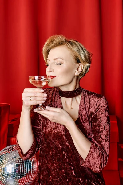 Mature Stylish Elegant Woman Glass Sparkling Wine Presents Red Background — Foto Stock