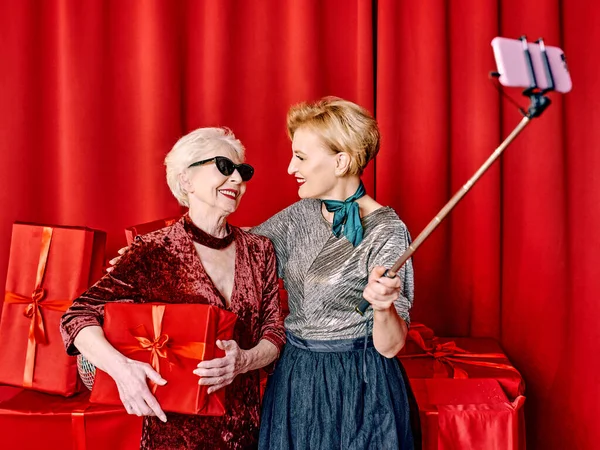 Две Пожилые Женщины Вечеринке Делают Селфи Держа Мобильник Селфи Палочке — стоковое фото