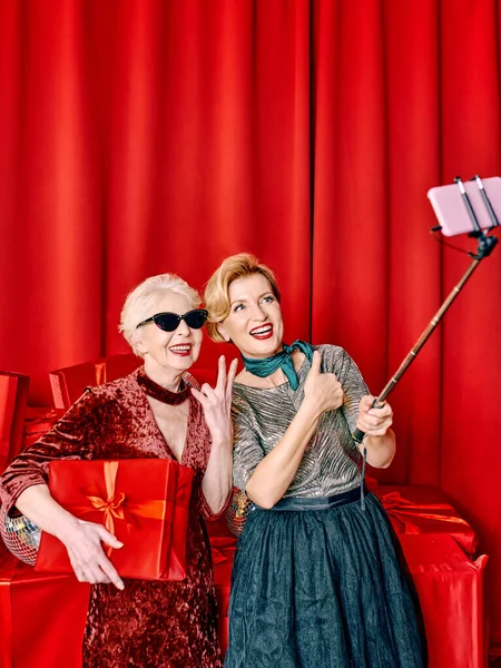 Two Senior Women Party Making Selfie Holding Cellphone Selfie Stick — Foto Stock