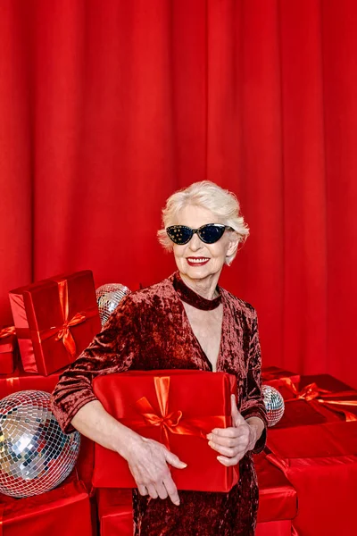 Anziana Donna Elegante Con Regali Sfondo Rosso Festa Moda Celebrazione — Foto Stock