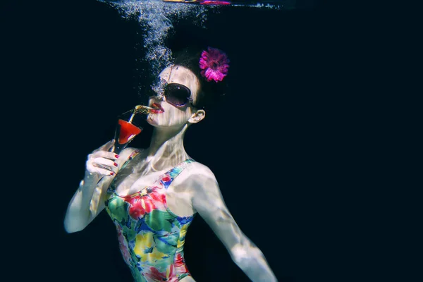 Beautiful Woman Colourful Stylish Swimsuit Sunglasses Pink Gerbera Head Cocktail — Stockfoto