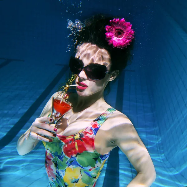 Beautiful Woman Colourful Stylish Swimsuit Sunglasses Pink Gerbera Head Cocktail — Stockfoto
