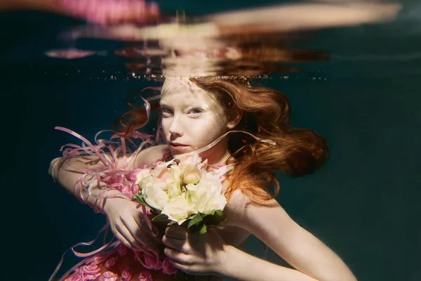 Молода Руда Дівчина Сукні Троянд Під Водою — стокове фото