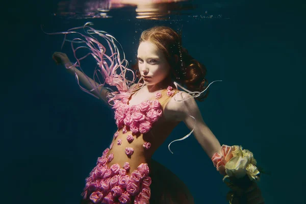Jonge Roodharige Meisje Jurk Gemaakt Van Rozen Onderwater — Stockfoto