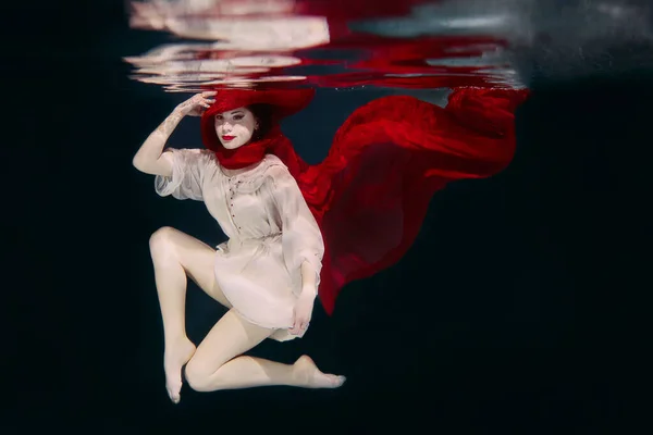Жінка Червоному Капелюсі Червоний Шарф Під Водою — стокове фото
