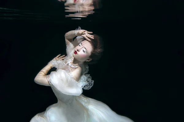 Junge Frau Langen Weißen Luxuskleid Unter Wasser Auf Schwarzem Hintergrund — Stockfoto