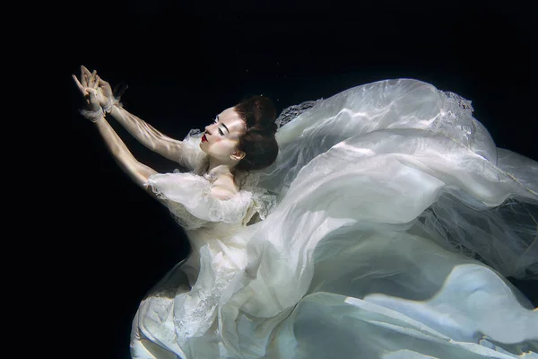 Jonge Vrouw Lange Witte Luxe Jurk Onderwater Zwarte Achtergrond Beweging — Stockfoto