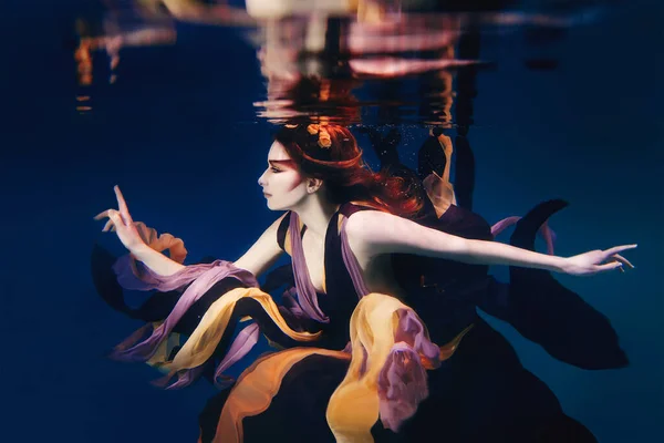 Hermosa Mujer Joven Artística Vestido Bailando Bajo Agua Sirena Cosecha — Foto de Stock