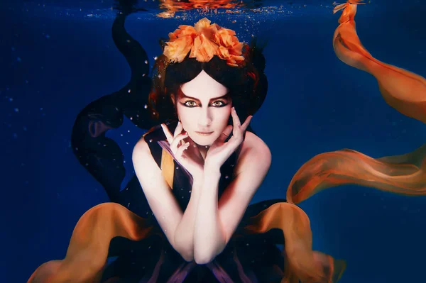 Belle Jeune Femme Artistique Robe Dansant Sous Eau Sirène Récolte — Photo