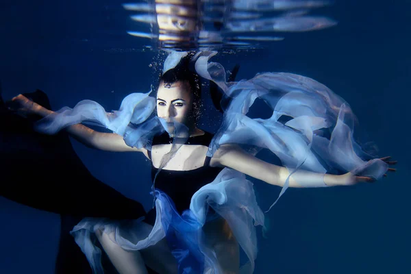 Mooie Artistieke Jonge Vrouw Dansend Onder Water Zeemeermin Dans Fee — Stockfoto