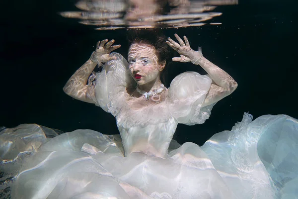 Jonge Vrouw Lange Witte Luxe Jurk Onderwater Zwarte Achtergrond Beweging — Stockfoto