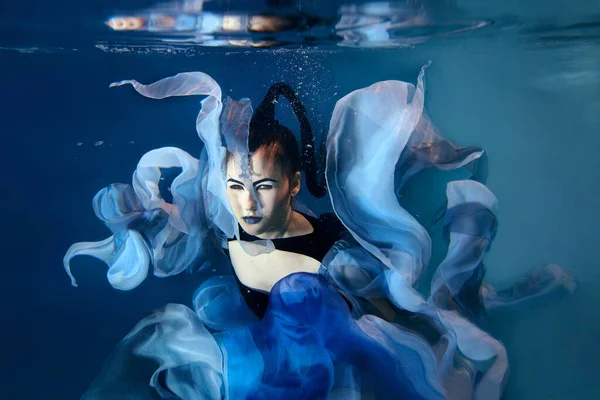 Belle Jeune Femme Artistique Dansant Sous Eau Sirène Danse Concept — Photo