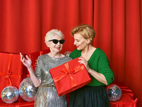 Elegante Sofisticata Donna Anziana Matura Alla Festa Con Scatole Regalo — Foto Stock