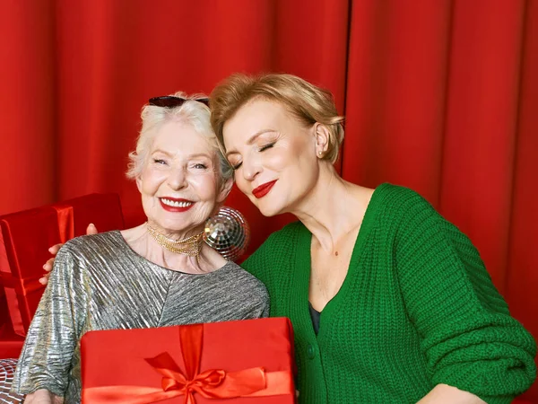 Elegante Elegante Mujer Mayor Madura Fiesta Con Cajas Regalo Fiesta — Foto de Stock