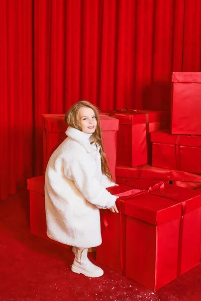 Linda Niña Abrigo Blanco Por Enorme Navidad Roja Presenta Cajas —  Fotos de Stock