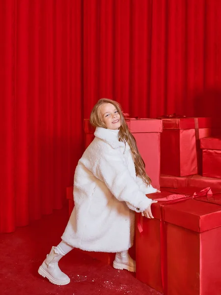 Linda Niña Abrigo Blanco Por Enorme Navidad Roja Presenta Cajas —  Fotos de Stock