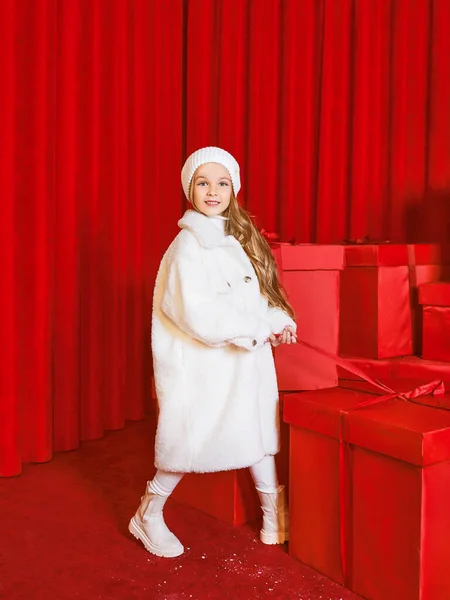 Милая Маленькая Девочка Белом Халате Огромном Красном Рождестве Представляет Коробки — стоковое фото