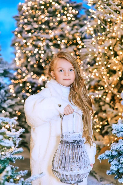 Милая Кавказская Блондинка Белом Эко Меховом Пальто Гуляющая Зимнем Рождественском — стоковое фото