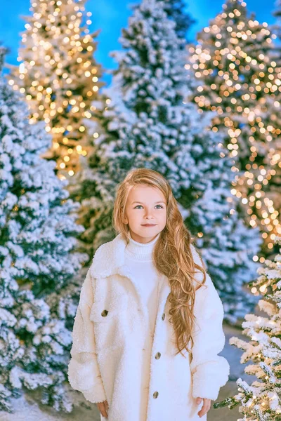 Милая Кавказская Блондинка Белом Эко Меховом Пальто Гуляющая Зимнем Рождественском — стоковое фото