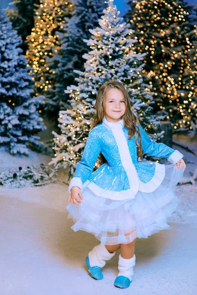 귀여운 소녀가 크리스마스 트리에 동화의 — 스톡 사진