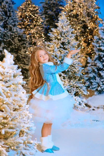 Милый Белый Блондинка Ходьба Зимой Рождественский Лес Огнями Новый Год — стоковое фото
