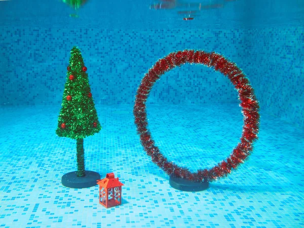 Julgran Och Dekorationer Vattnet Poolen Semester Dykning Hobby Koncept — Stockfoto