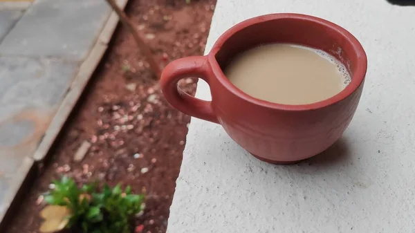 カップには リラックスのために夜の美しい涼しい気候で飲むためのホットコーヒーが充填されています コーヒーは読書 リラックス 話して 仕事やいくつかのことをしている間 一人一人のための最高のコンパニオンです 私にとってコーヒーは最高です — ストック写真