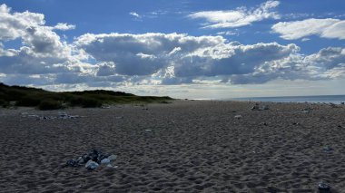 Kapalı deniz kumsalı. Renkli altın rengi günbatımı gökyüzü sakinlik, dinlendirici güneş ışığı yaz titreşimleri, sakin deniz. Sahilde gün batımı. Meditasyon okyanusu ve gökyüzü arka planı. Suyun üzerinde ufuk.. 