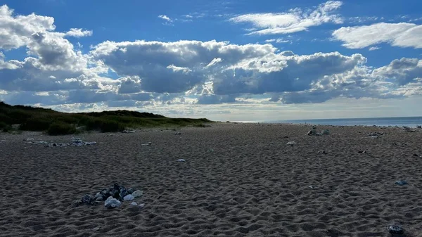 Kapalı deniz kumsalı. Renkli altın rengi günbatımı gökyüzü sakinlik, dinlendirici güneş ışığı yaz titreşimleri, sakin deniz. Sahilde gün batımı. Meditasyon okyanusu ve gökyüzü arka planı. Suyun üzerinde ufuk.. 