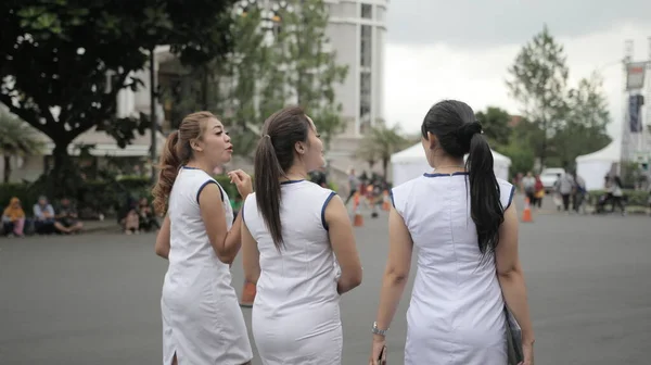 Kızların Birbirleriyle Konuşurken Yürüdükleri Arka Plan — Stok fotoğraf