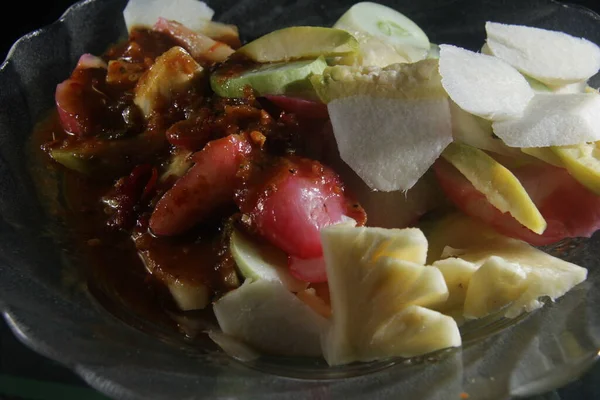 Fruitsalade Met Chili Bruine Suiker Een Bord Met Een Zwarte — Stockfoto